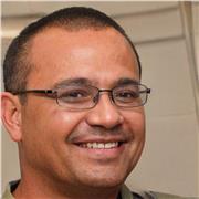 Profesor de contabilidad con amplia experiencia en la práctica contable